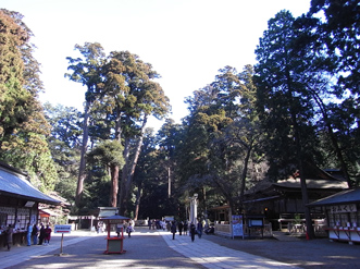 楼門をくぐり境内へ。鹿島神宮の社殿は、参道の正面ではなく向かって右手に横を向く形で配置されている。