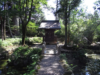 放生池に浮かぶ巌島神社。