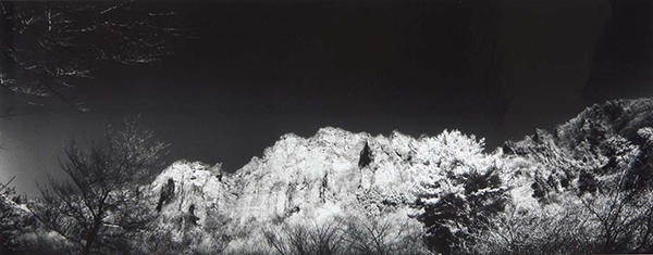 赤外線フィルムで撮影された妙義山