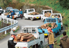 地域住民とNPO法人が連携した副業的な林業の取り組み（林地残材の運搬の様子・高知県いの町）