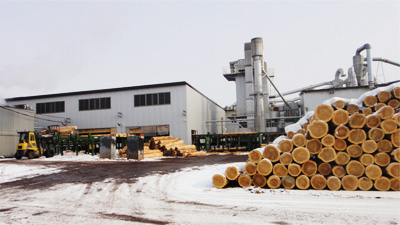 自社の製材工場で発生する樹皮等を燃料とする木質バイオマスボイラー（岩手県宮古市）